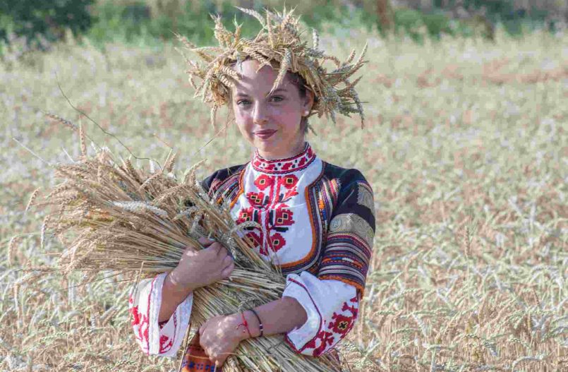 Bułgarska kobieta z stroju ludowym w polu