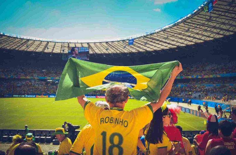 Mężczyzna z flagą brazylijską na stadionie