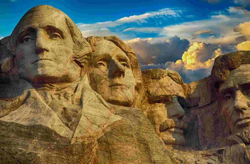 Góra Rushmore z syletkami amerykańskich prezydentów