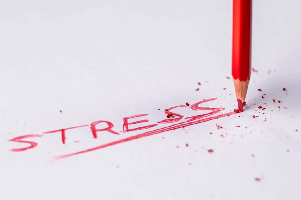 Stres napisane czerwona kredką na papierze