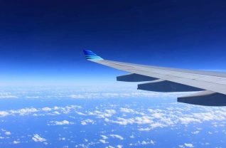 Samolot lecący na tle błękitnego nieba