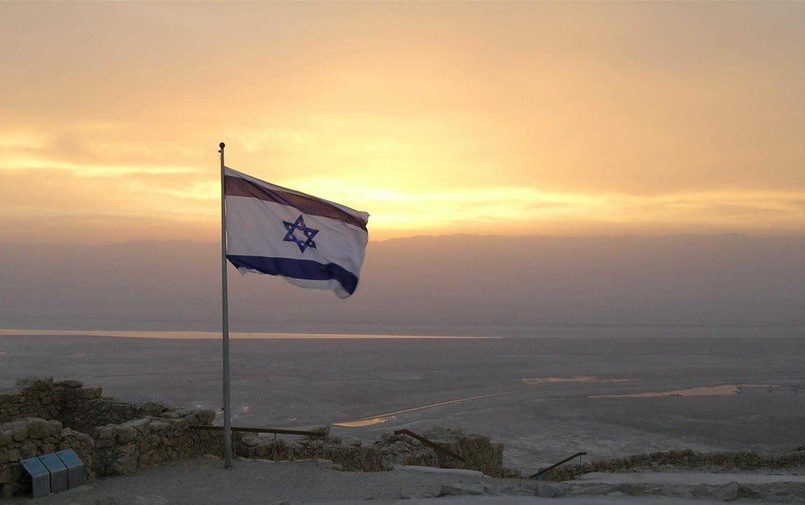 Flaga izraelska na maszcie