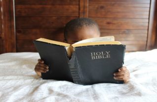Dziecko czytające Biblię