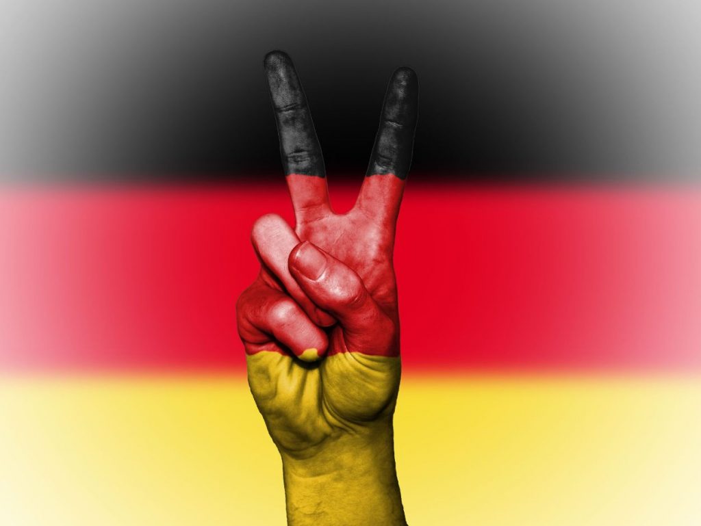Dłoń na tle flagi niemieckiej
