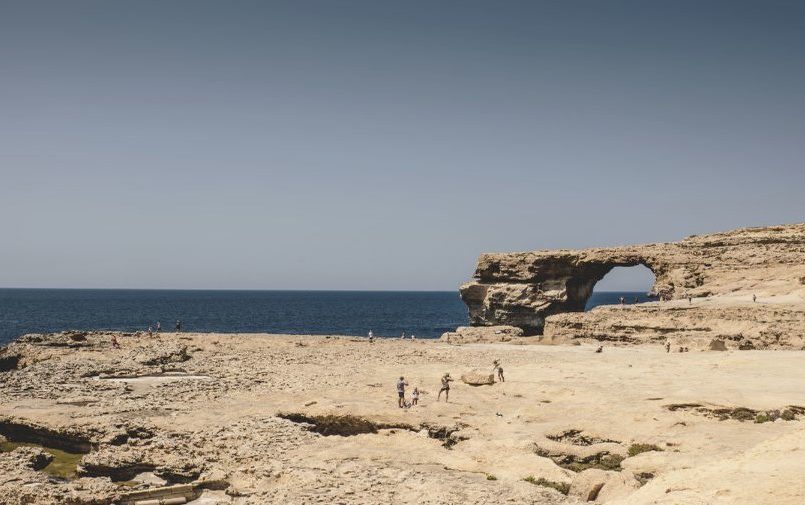 Malta zdjęcie grupy osób na plaży