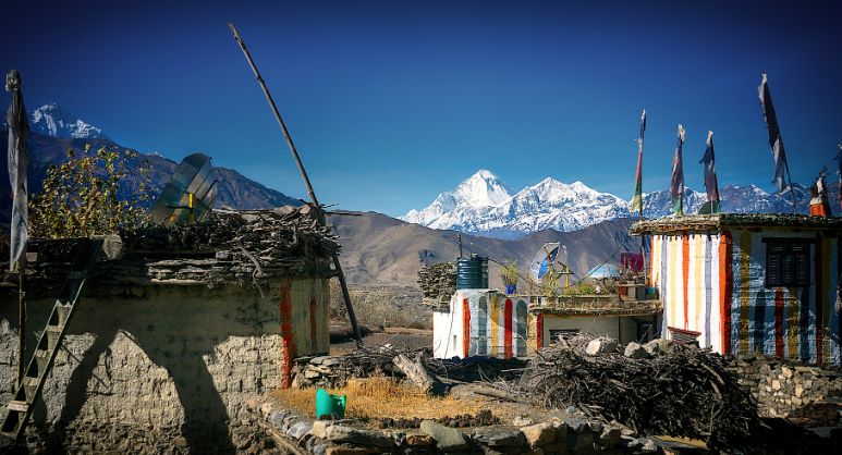 Widok na domy w górach Nepalu