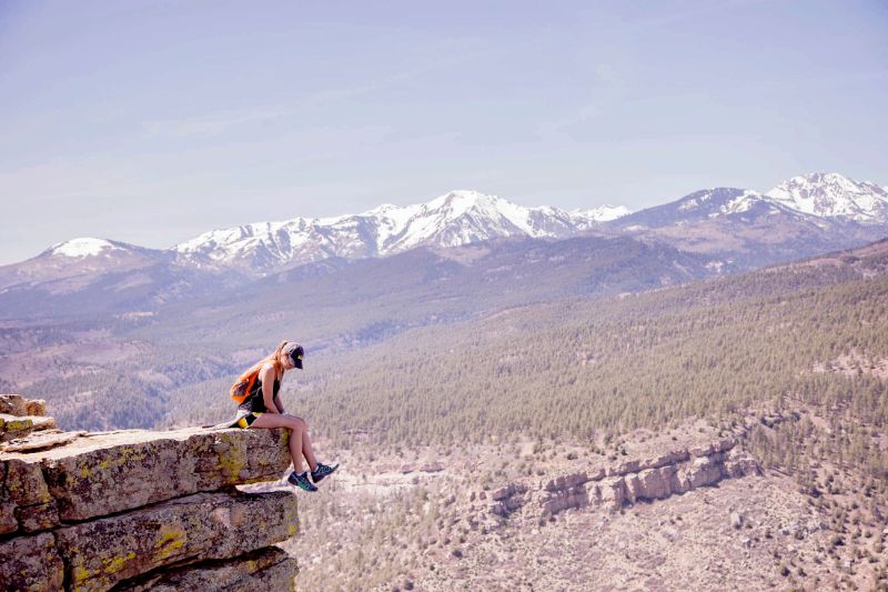 Kobieta na szczycie góry w Kolorado