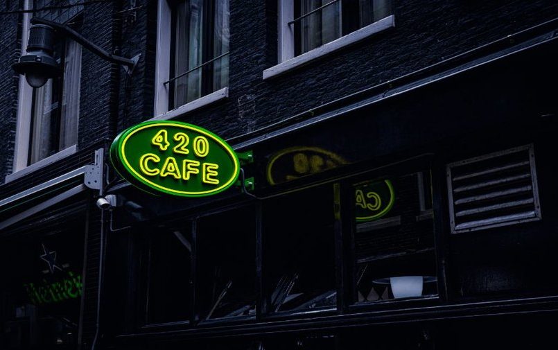 Neon kawiarni w Amsterdamie