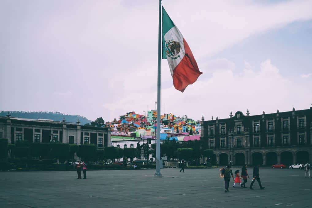 Flaga meksykańska na maszcie