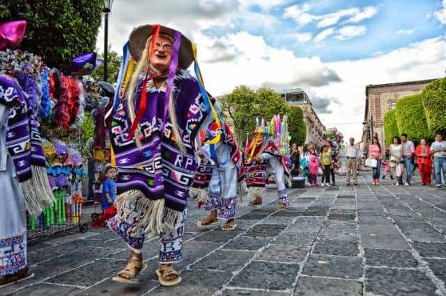 Tradycyjnie przebrani meksykanie na ulicy