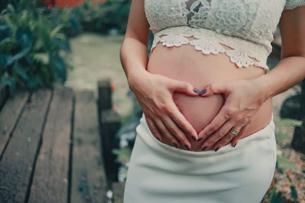 Widok na brzuch kobiety w ciąży