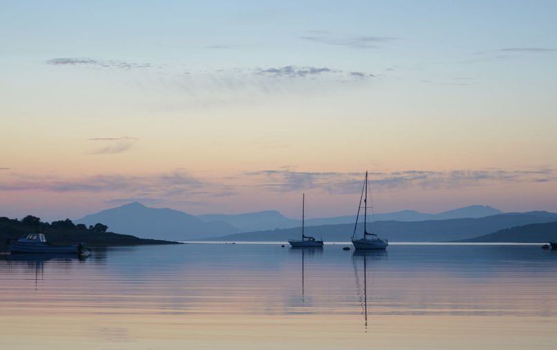 łodzie na jeziorze w Szkocji