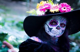 Meksykańska kobieta z pomalowaną twarzą
