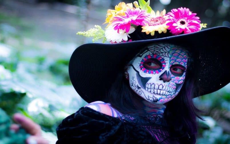 Meksykańska kobieta z pomalowaną twarzą