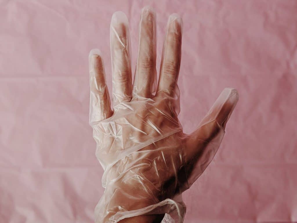 Rękawiczka jednorazowa na dłoni