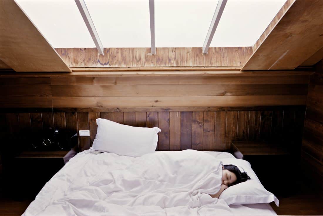 Kobieta śpiąca na przytulnym łóżku