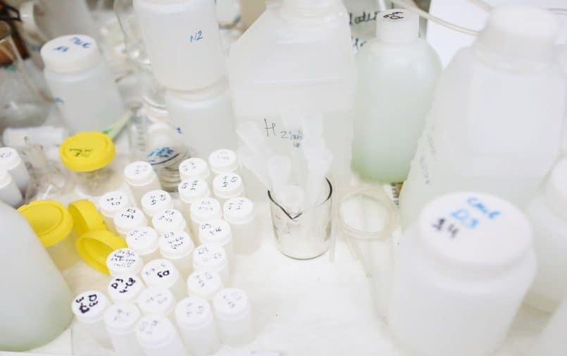 Próbki chemiczne w laboratorium