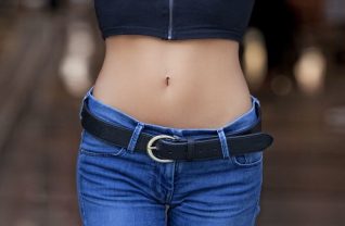 Płaski brzuch kobiety w dżinsach