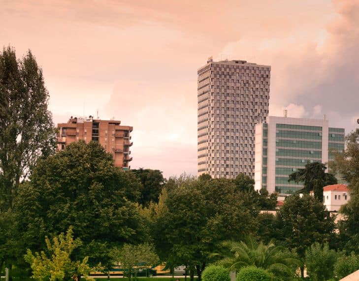Widok wieżowców miasta w Albanii
