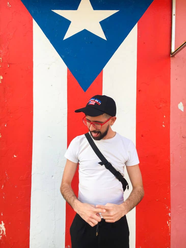 Mężczyzna na tle flagi portorykańskiej
