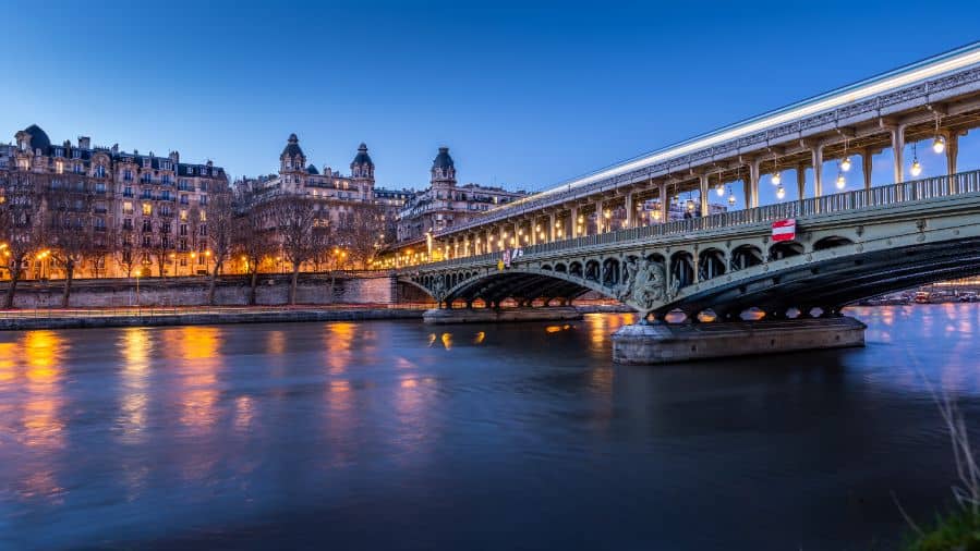 Wieczorne zdjęcie mostu w Paryżu