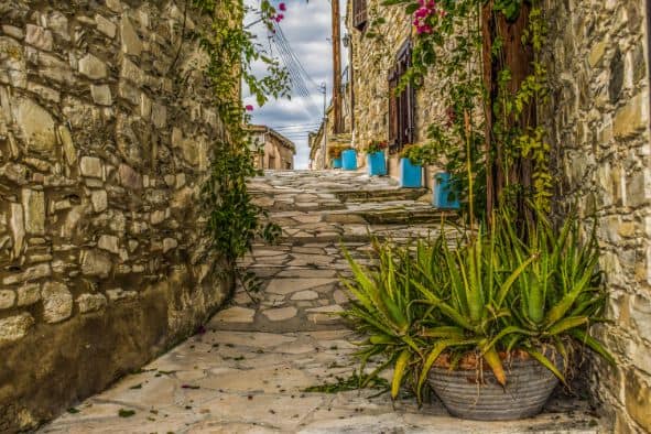Cypryjska tradycyjna wąska uliczka