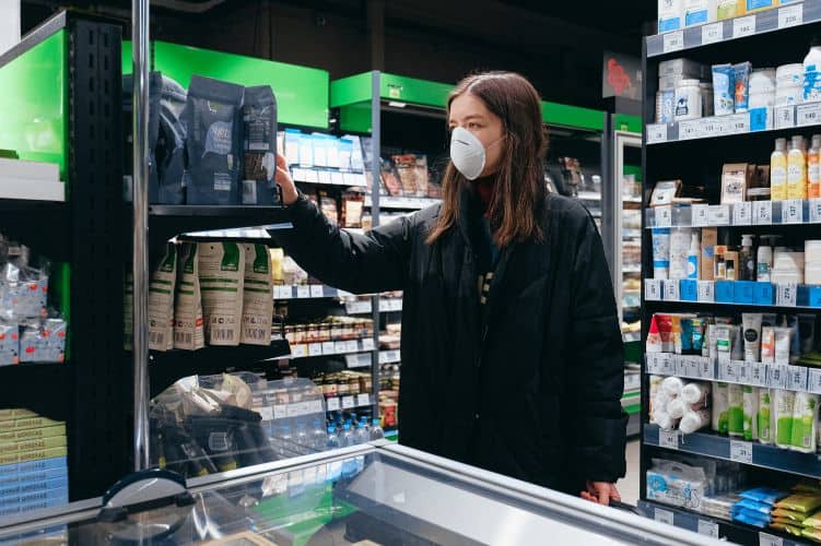 Kobieta w masce robiąca zakupy w supermarkecie
