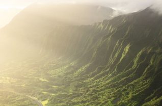 Zdjęcie lotnicze hawajskich gór pokrytych lasem