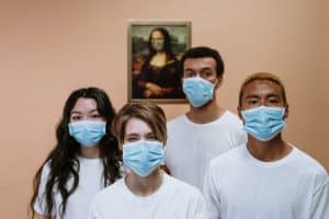 Pracownicy medyczni noszący maski