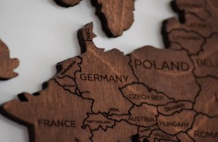 Mapa Europy z drewnianych puzzli