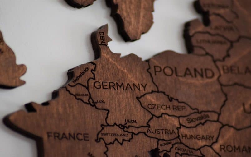 Mapa Europy z drewnianych puzzli