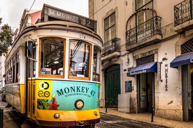 Kolorowy tramwaj w Lizbonie