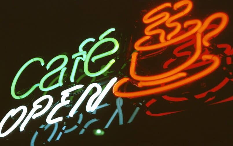 Podświetlony szyld kawiarni