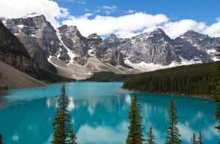 Góry i górskie jezioro w Kanadzie