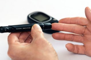 Osoba mierząca poziom insuliny