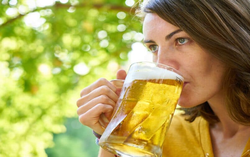Kobieta pijąca piwo