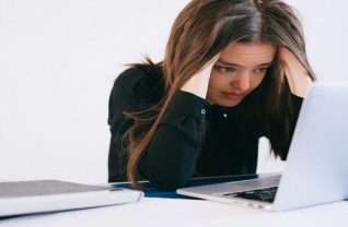 Zestresowana kobieta przy laptopie
