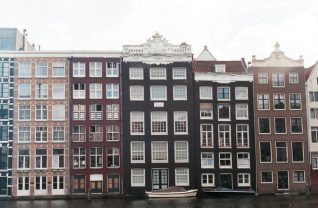 Budynki nad kanałami w Amsterdamie