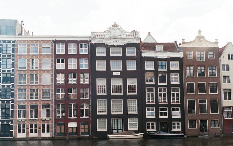 Budynki nad kanałami w Amsterdamie