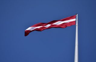 Flaga łotewska