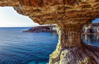 Morze i skały na Cyprze