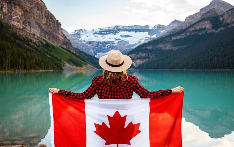 Kobieta z flagą kanadyjską