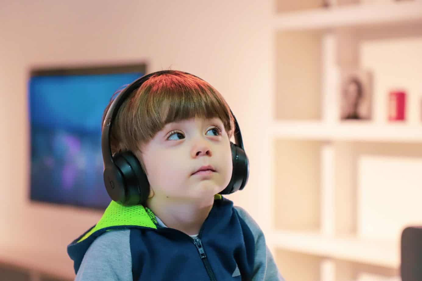 Dziecko ze słuchawkami na uszach