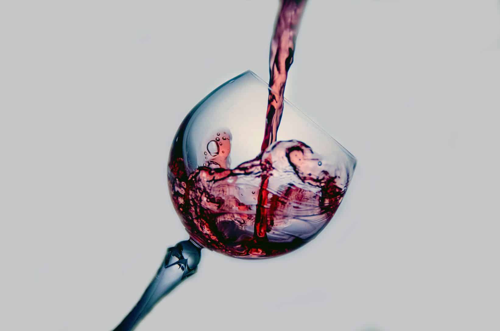 Wino nalewane do kieliszka