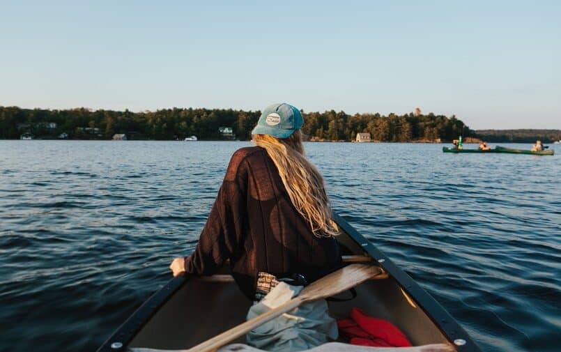 Dziewczyna w łodzi na jeziorze
