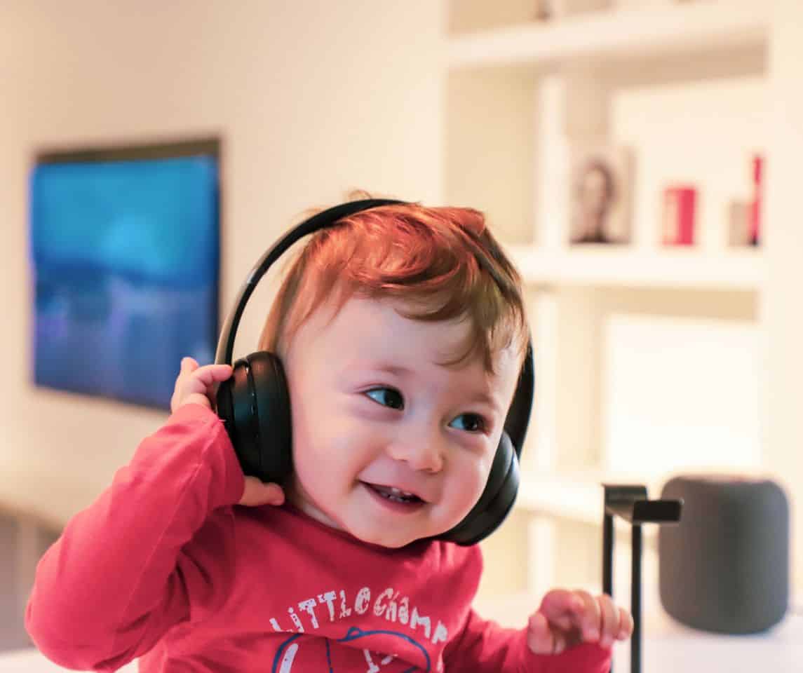 Dziecko ze słuchawkami