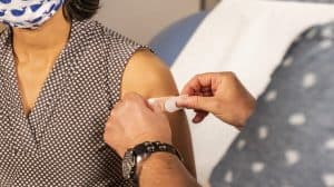 Kontrowersje w amerykańskiej branży konopi medycznych: jej pracownicy faworyzowani przy szczepieniach?