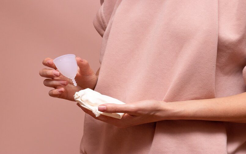 Kobieta z kubeczkiem menstruacyjnym