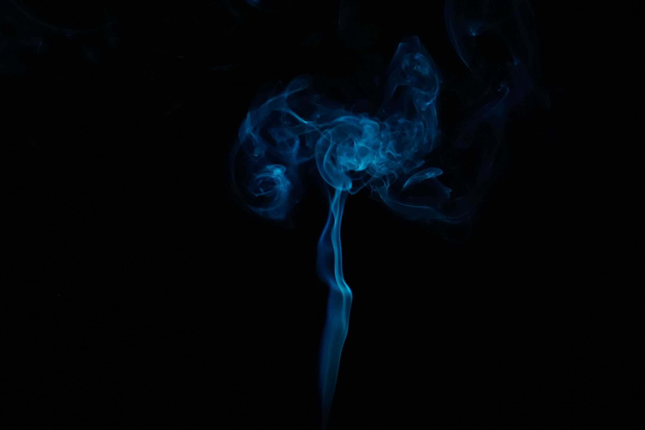 Dym na ciemnym tle