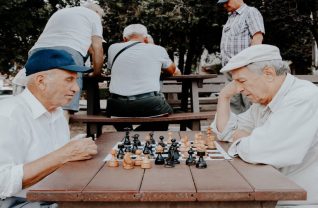 Seniorzy grający w szachy